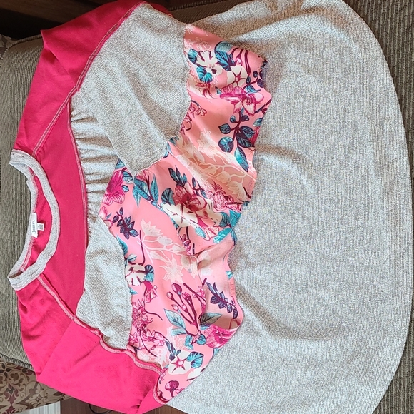 Jodifl Bell Sleeved, Mixed Fabric Blouse - Picture 11 of 11